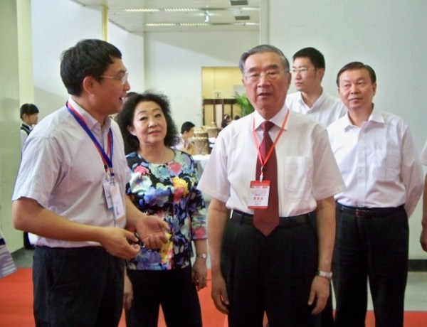 北洋集團副總經理高明向胡啟立主席、張琪司長介紹北洋產品